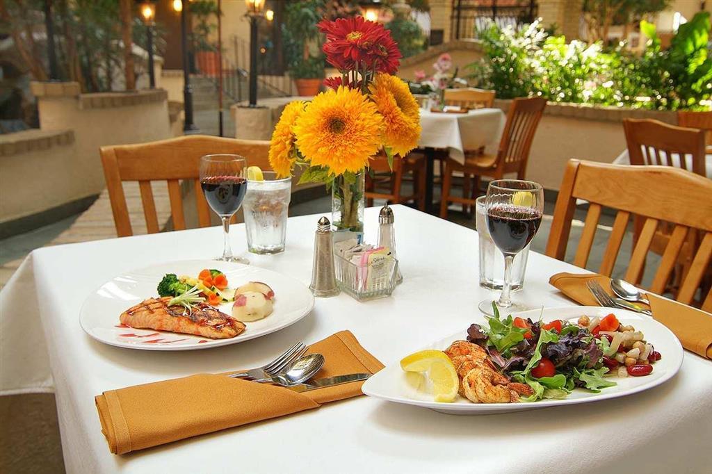 Embassy Suites Baton Rouge Restaurace fotografie